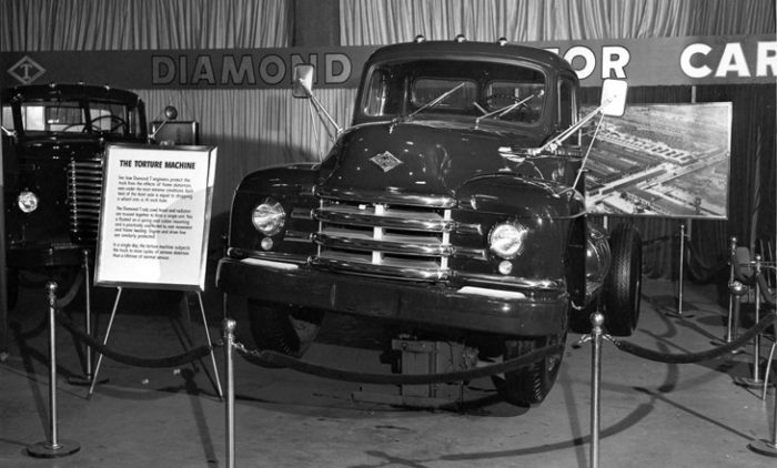1951-Chicago-Auto-Show-DiamondT
